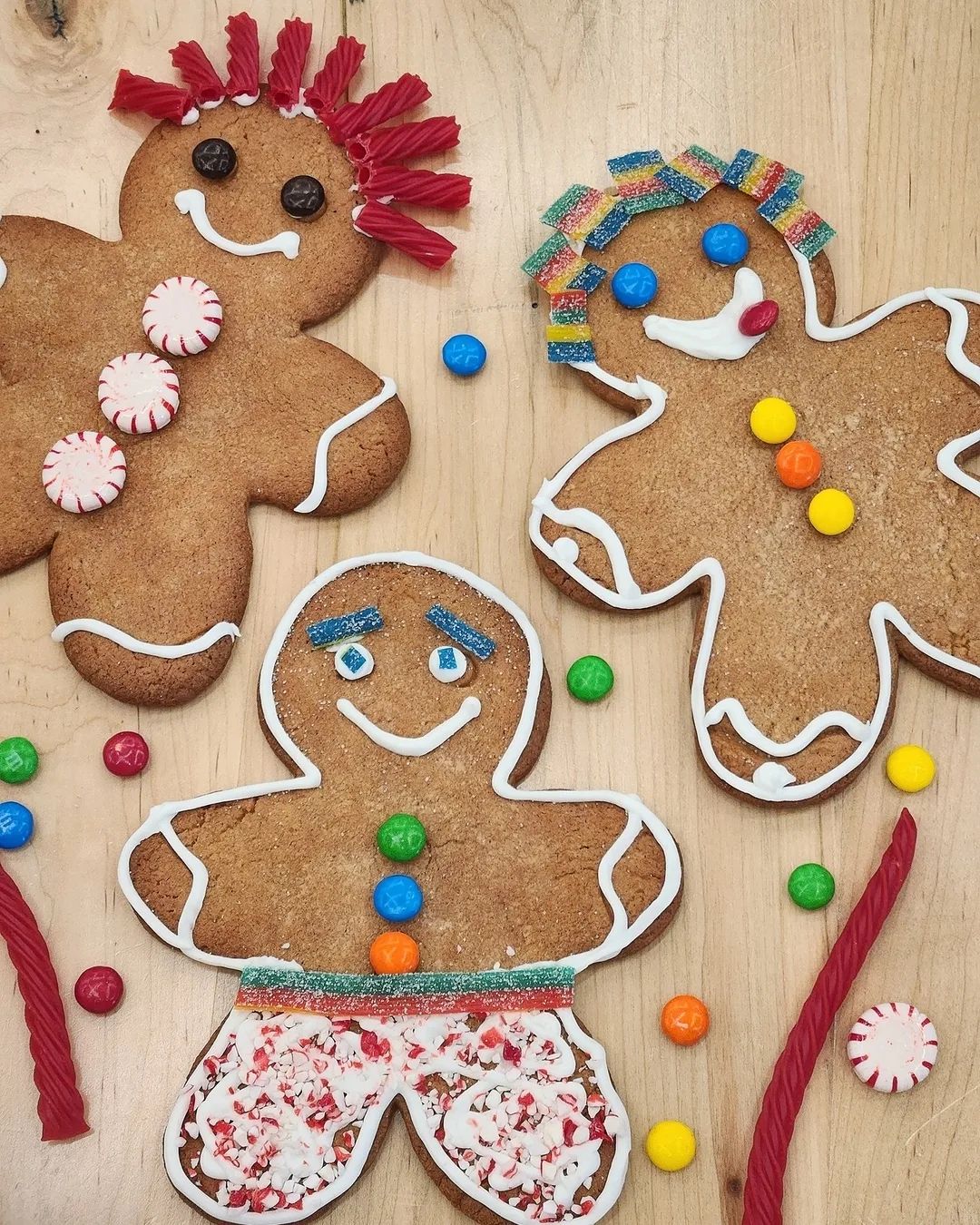 Don't be a grouch! Even Oscar thinks our cookies are the best! Decorate (and then devour) your own gingerbread creation from 11am-1pm Saturday, during @decowilmington's Deck the Hall.