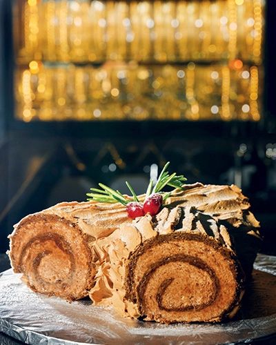 Spread some holiday spirit one slice at a time with festive favorites from our Holiday Bake Sale! From classics like gingerbread cookies and eggnog cheesecake to our show-stopping double chocolate s'mores Bûche de Noël cake and our renowned macaroons, our tantalizing treats will be the highlight of your holiday table.

👉Link in bio to place your order by 12/19 for pick up on 12/23.

📸: @moonloopphoto